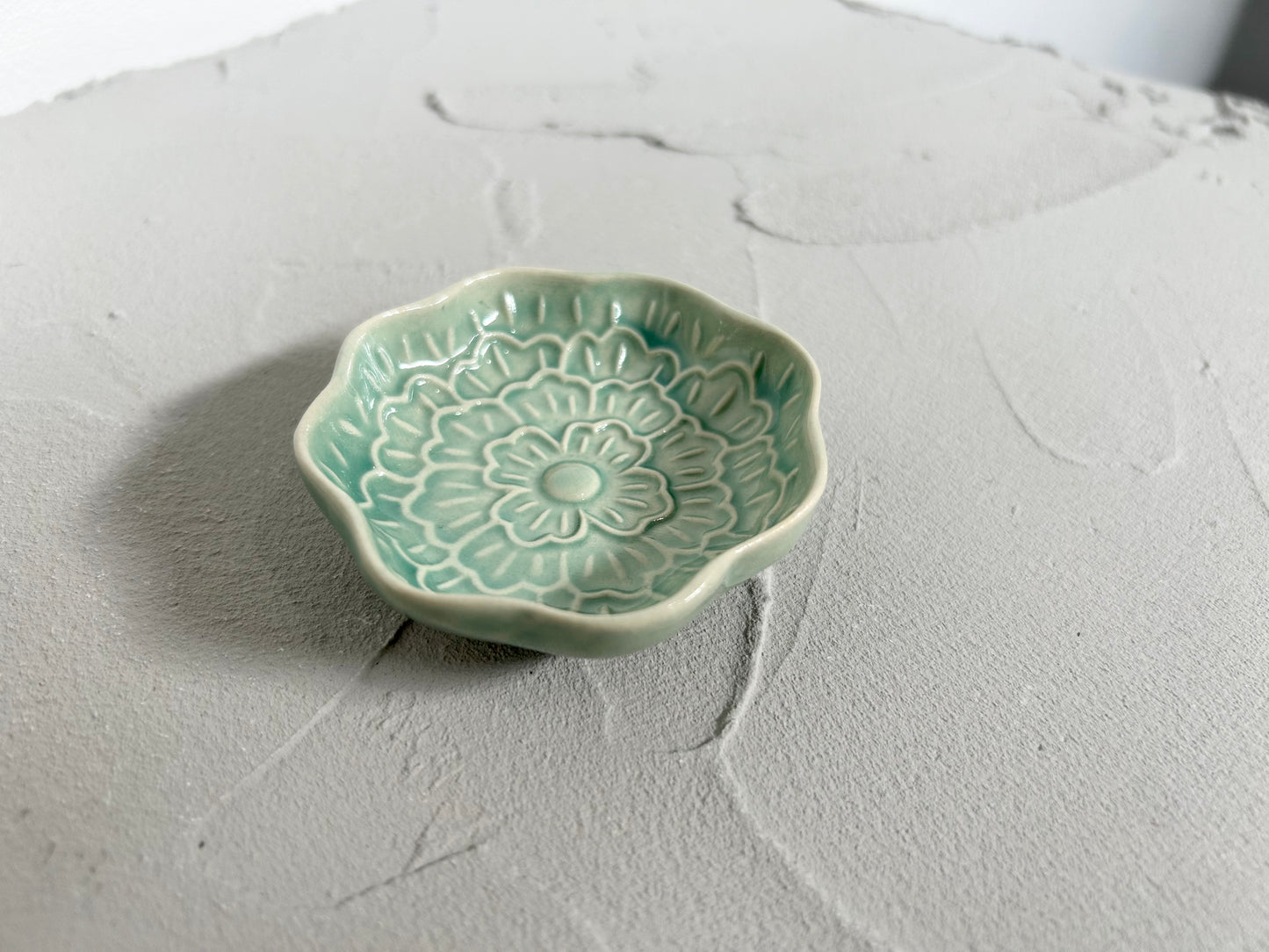 【吉村 尚子】 naomitu pottery 醤油皿(花)/HK00224
