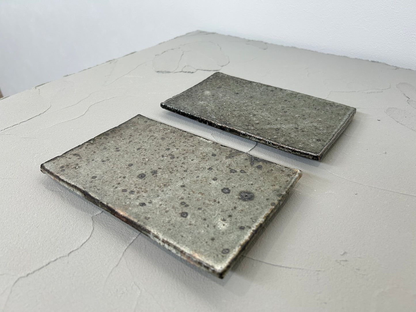 【八田 亨】HATTA TORU 白掛 tile plate 長小(No.A29)/HK00111