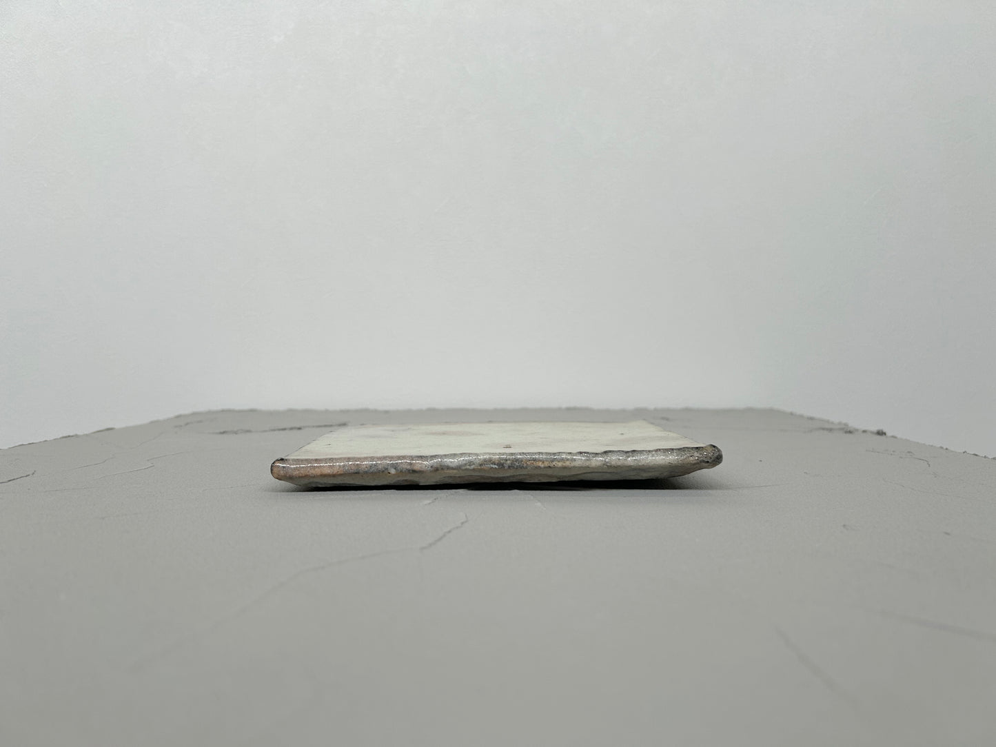 【八田 亨】 HATTA TORU 白掛 tile plate 正方中(No.A32)/HK00114