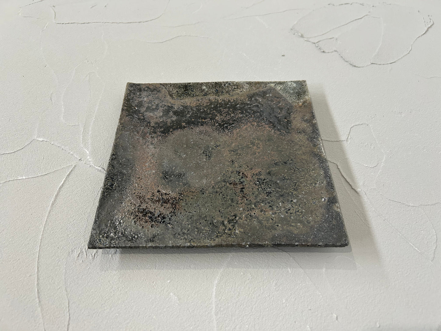 【八田 亨】HATTA TORU 黒掛 tile plate 正方中（No.B28）/HK00116