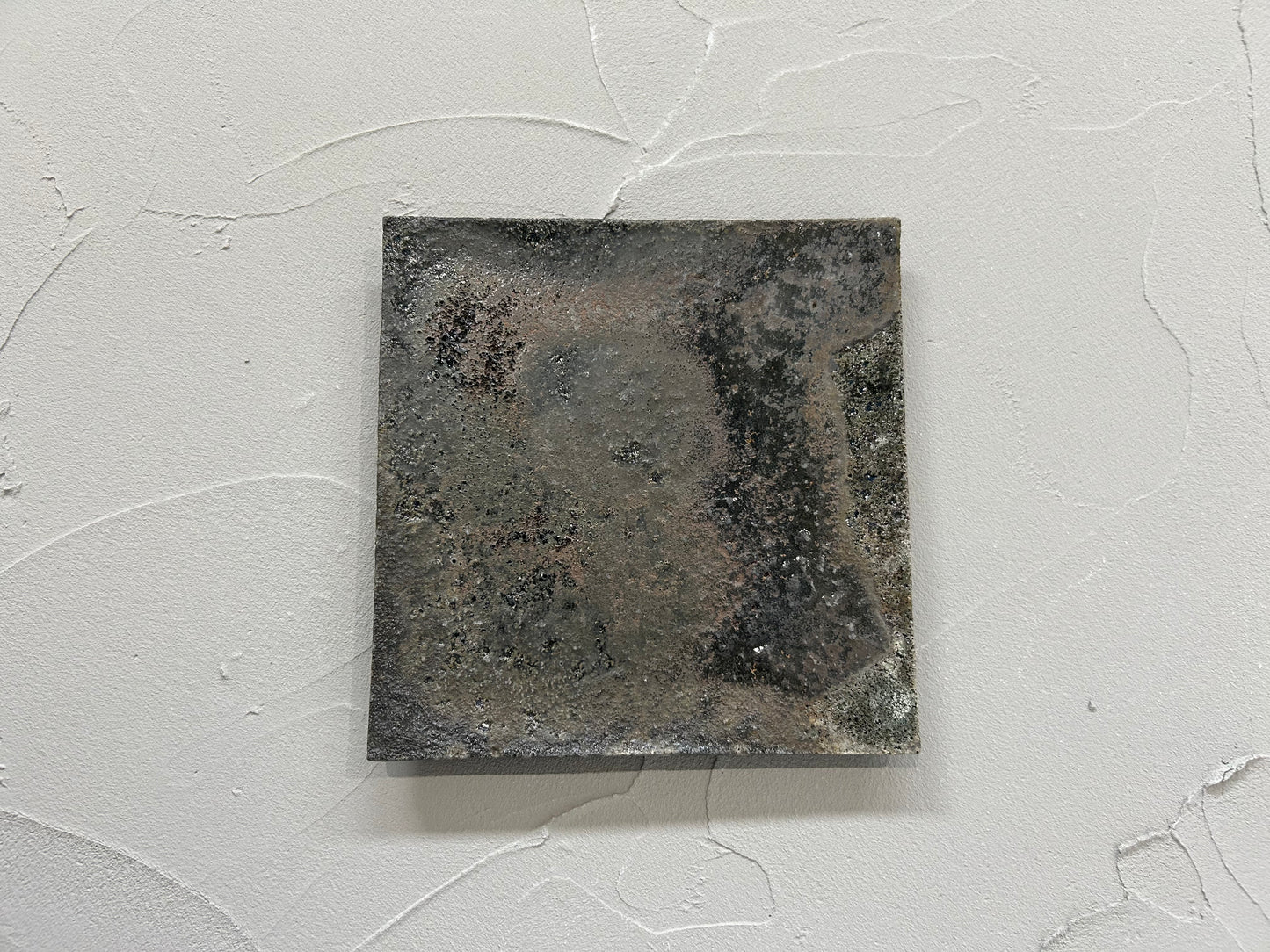 【八田 亨】HATTA TORU 黒掛 tile plate 正方中（No.B28）/HK00116