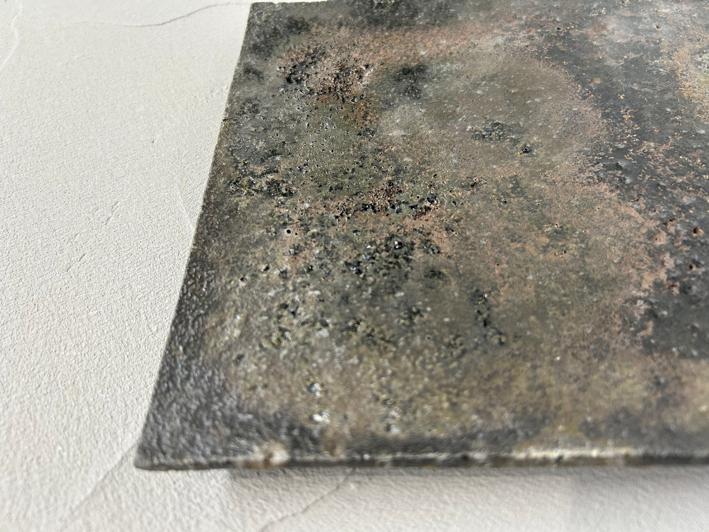 【八田 亨】HATTA TORU 黒掛 tile plate 正方中（No.B28）/HK00116