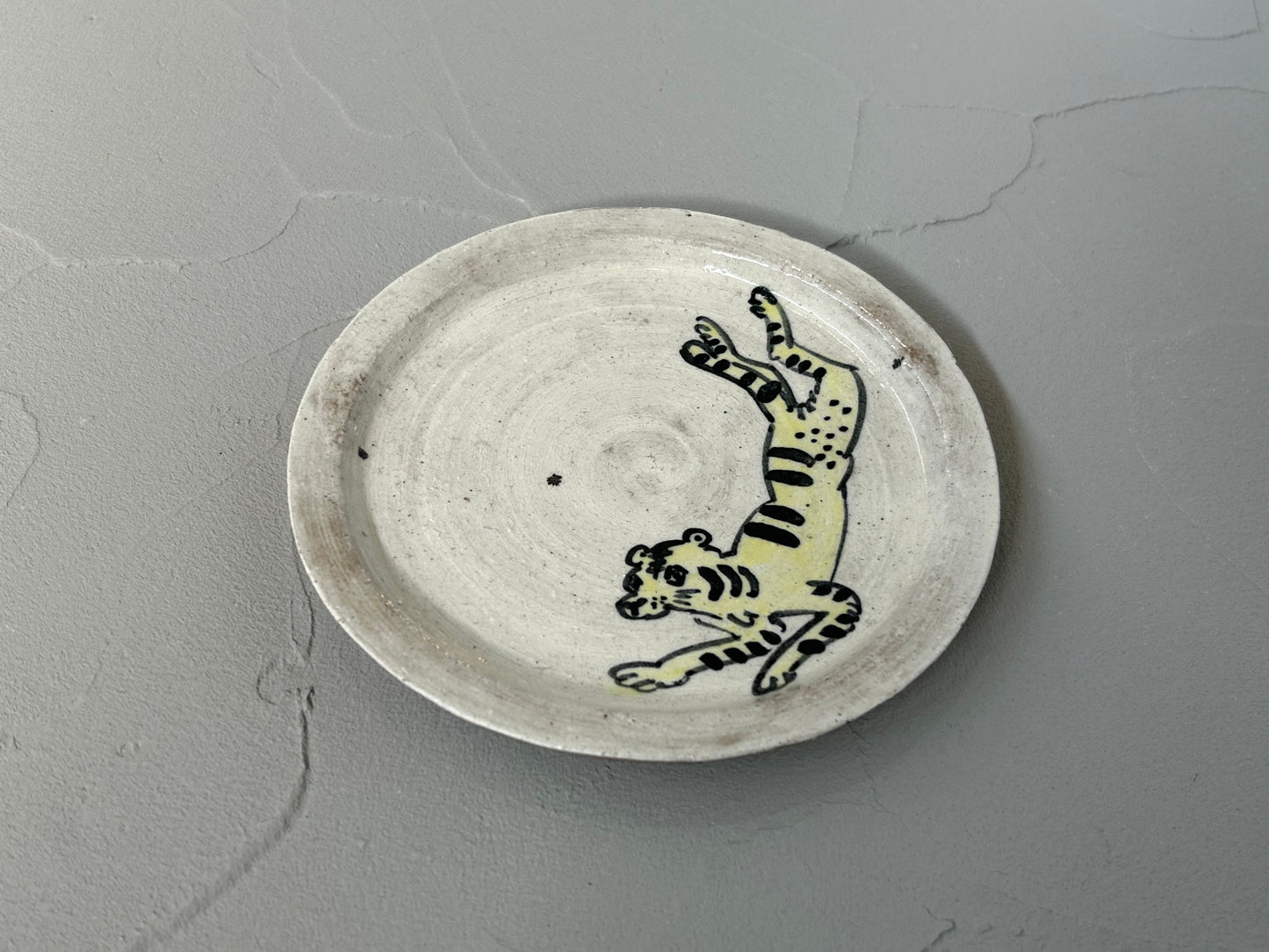 【吉村 尚子】naomitu pottery 粉引５寸皿 トラ/HK00505