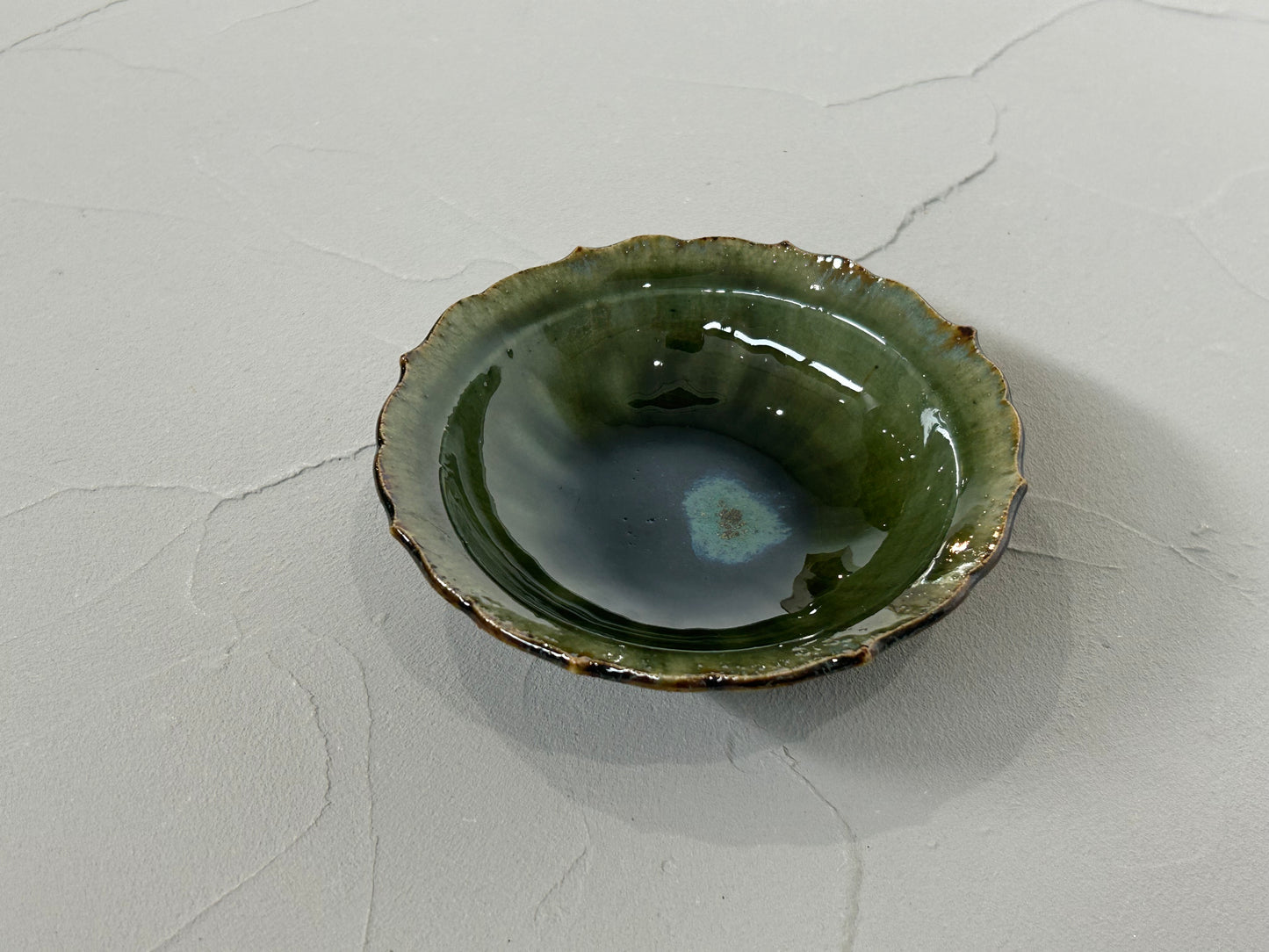 【村澤陶苑 村澤享】 青銅釉稜花皿 A/HK00531