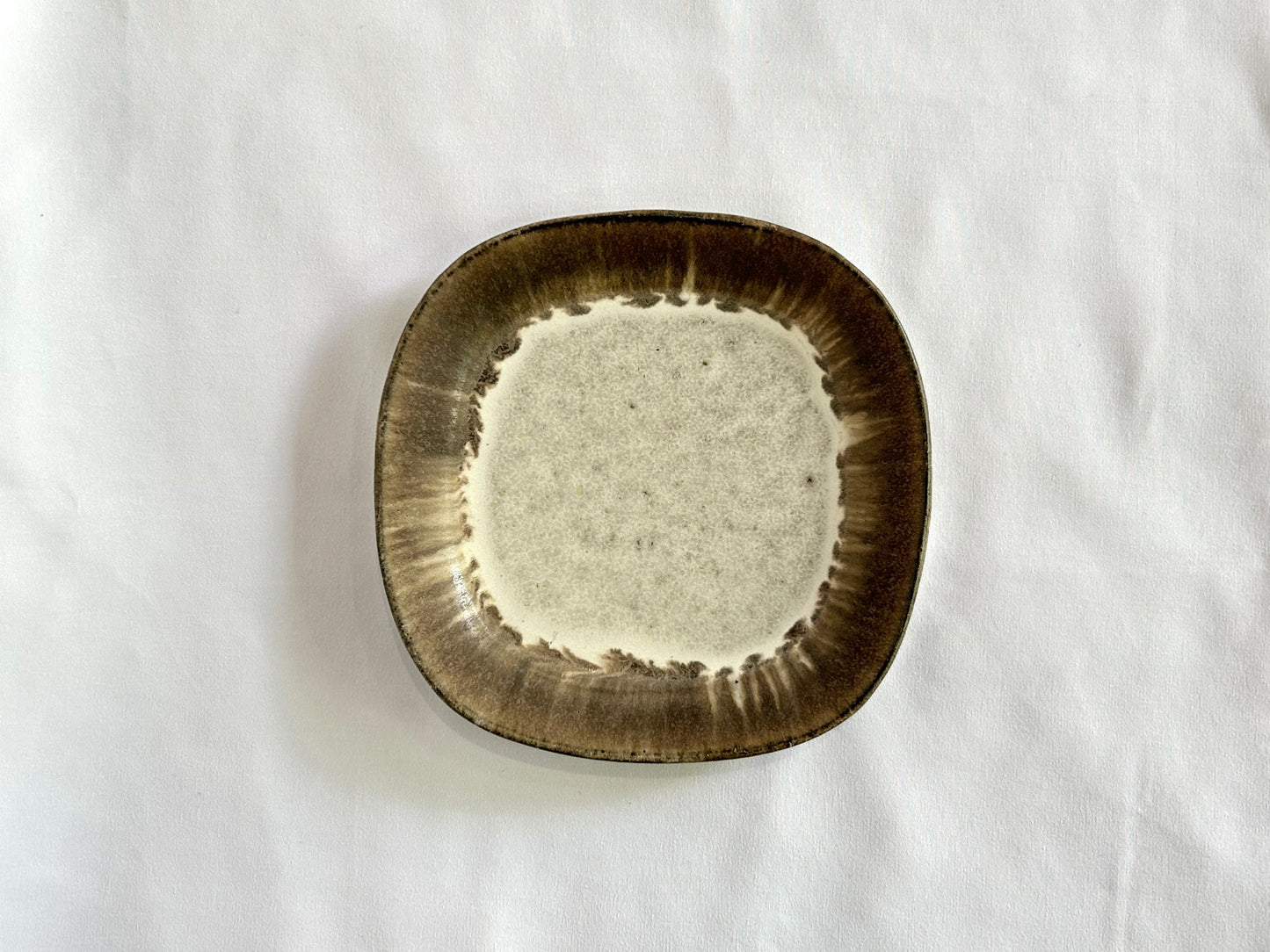 【3RD CERAMICS】 パンのお皿 WeekDAYS（茶）/HK00543