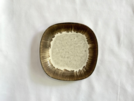 【3RD CERAMICS】 パンのお皿 WeekDAYS（茶）/HK00543