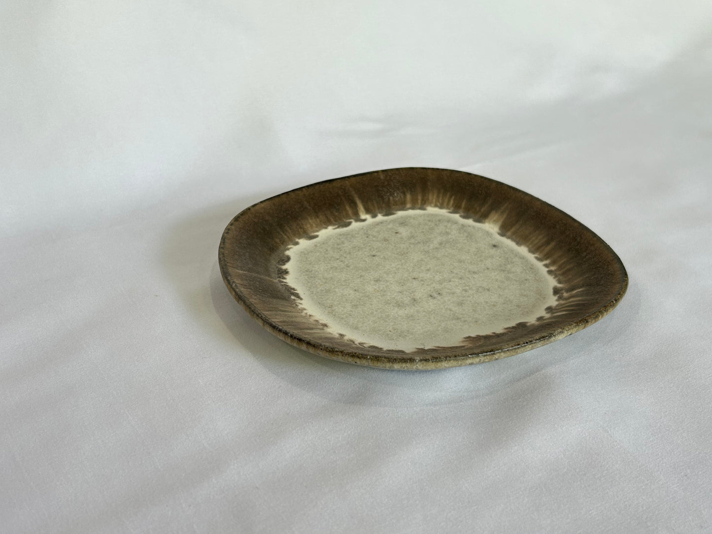 【3RD CERAMICS】 パンのお皿 WeekDAYS（茶）/HK00543