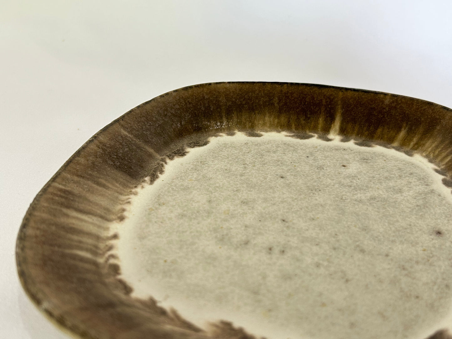 【3RD CERAMICS】 パンのお皿 WeekDAYS（茶）/HK00543