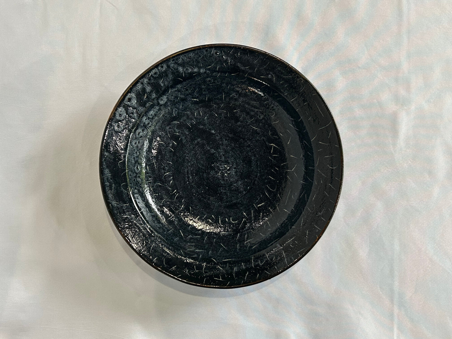 【吉村 尚子】naomitu pottery ヤタガラス中皿 B/HK00563