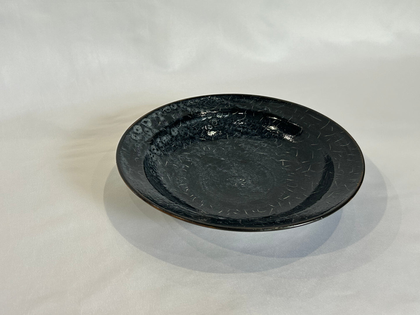 【吉村 尚子】naomitu pottery ヤタガラス中皿 B/HK00563
