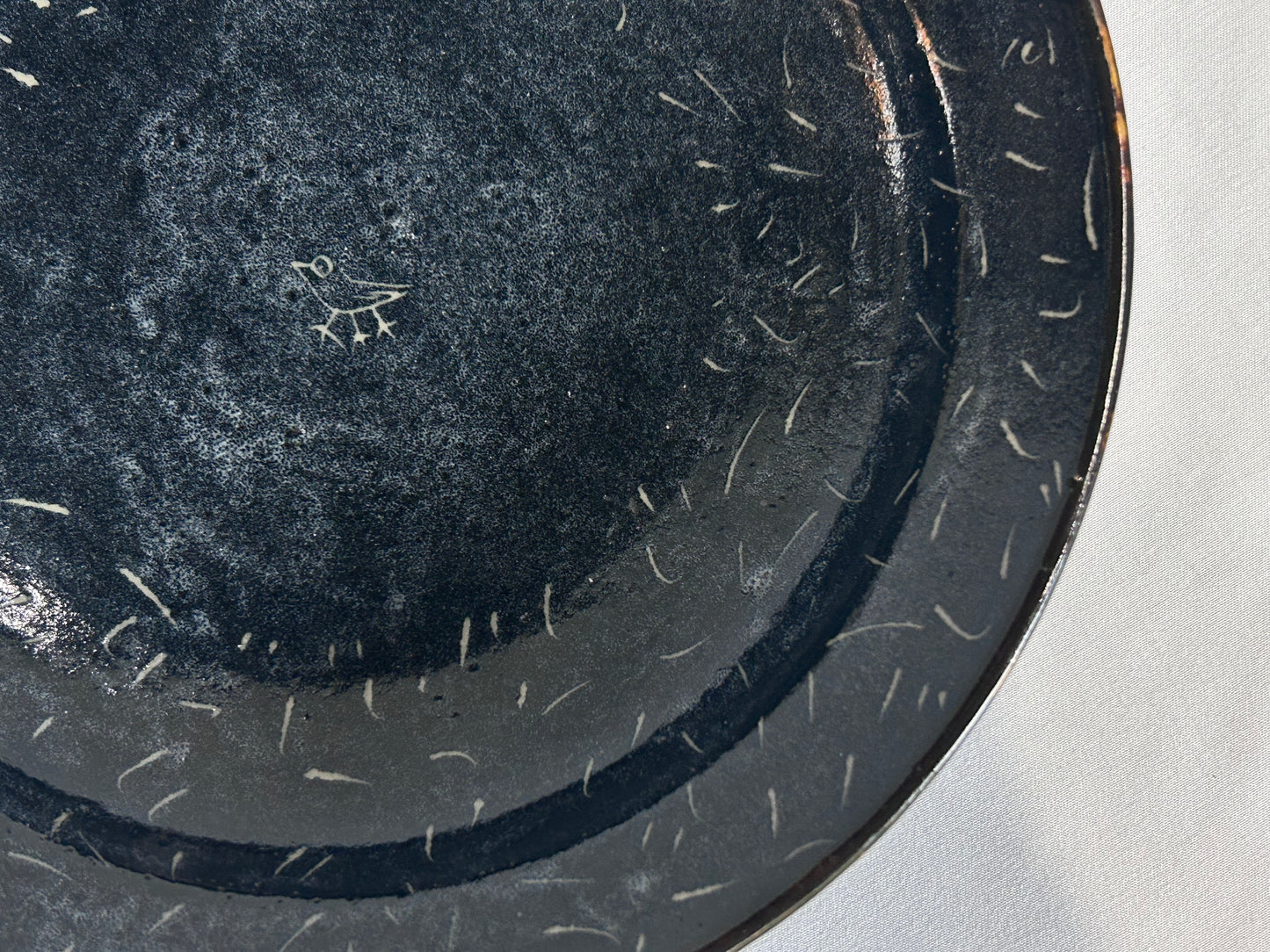 【吉村 尚子】naomitu pottery ヤタガラス中皿 C/HK00563